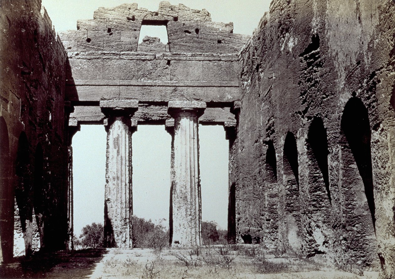 Interno del Tempio della Concordia nella Valle dei Templi ad Agrigento. In primo piano, due colonne doriche; ai lati, un muro perimetrale ad arco da Giorgio Sommer