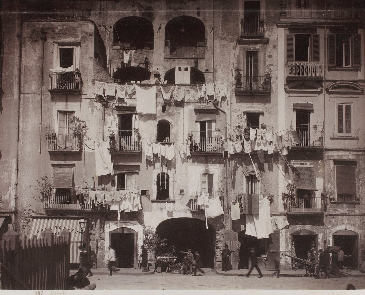 "Napoli" - Casa popolare a Napoli da Giorgio Sommer