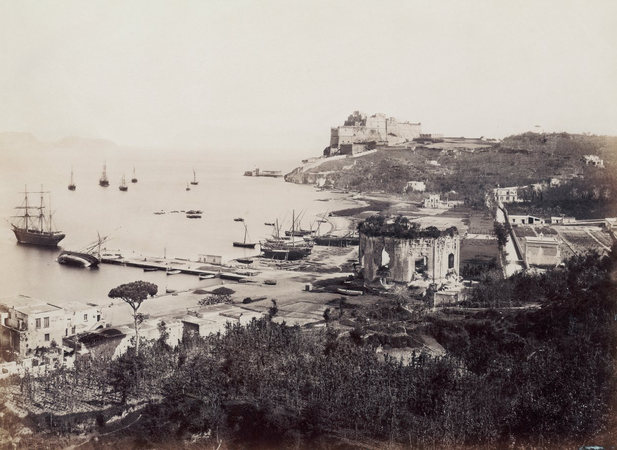 Panorama del pittoresco Golfo di Baia (Napoli), punteggiato di barche a vela. In primo piano, di fronte al piccolo molo, si trova il Tempio di Venere. Sullo sfondo, arroccato su un promontorio, si trova il Castello del Viceré del XVI secolo da Giorgio Sommer