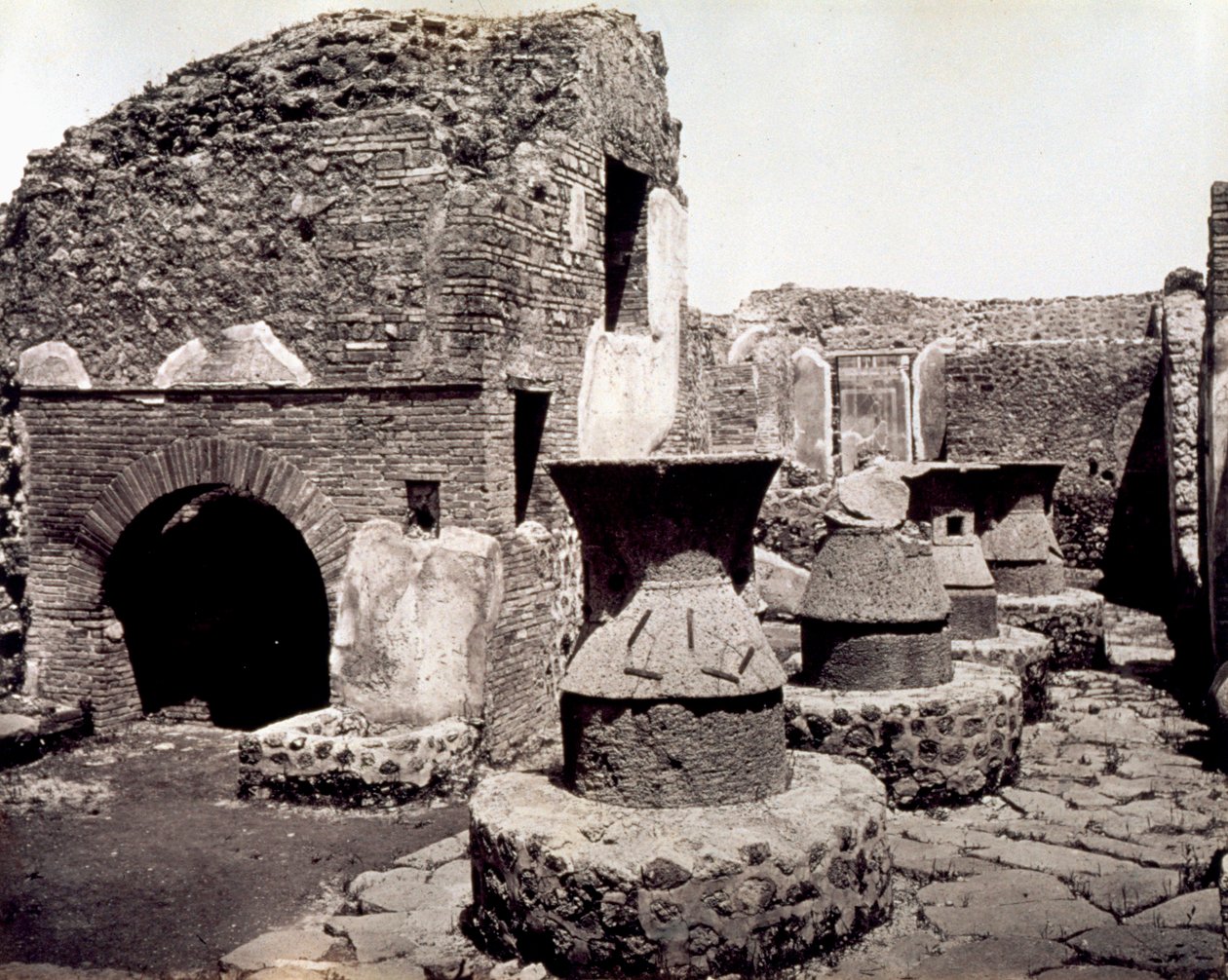 Pompei: vista di una stanza da lavoro di un fornaio da Giorgio Sommer