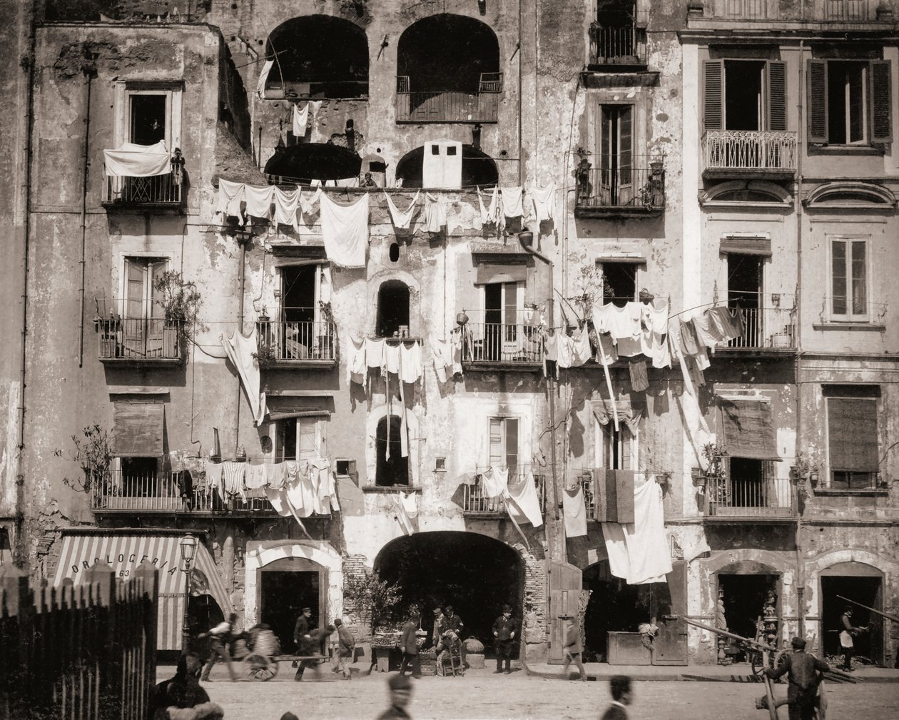 Scena di strada, Napoli, Italia da Giorgio Sommer