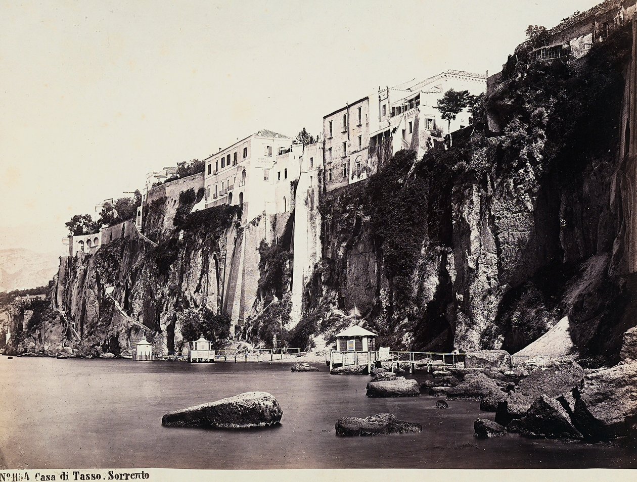 La casa di Tasso a picco sul mare di Sorrento da Giorgio Sommer