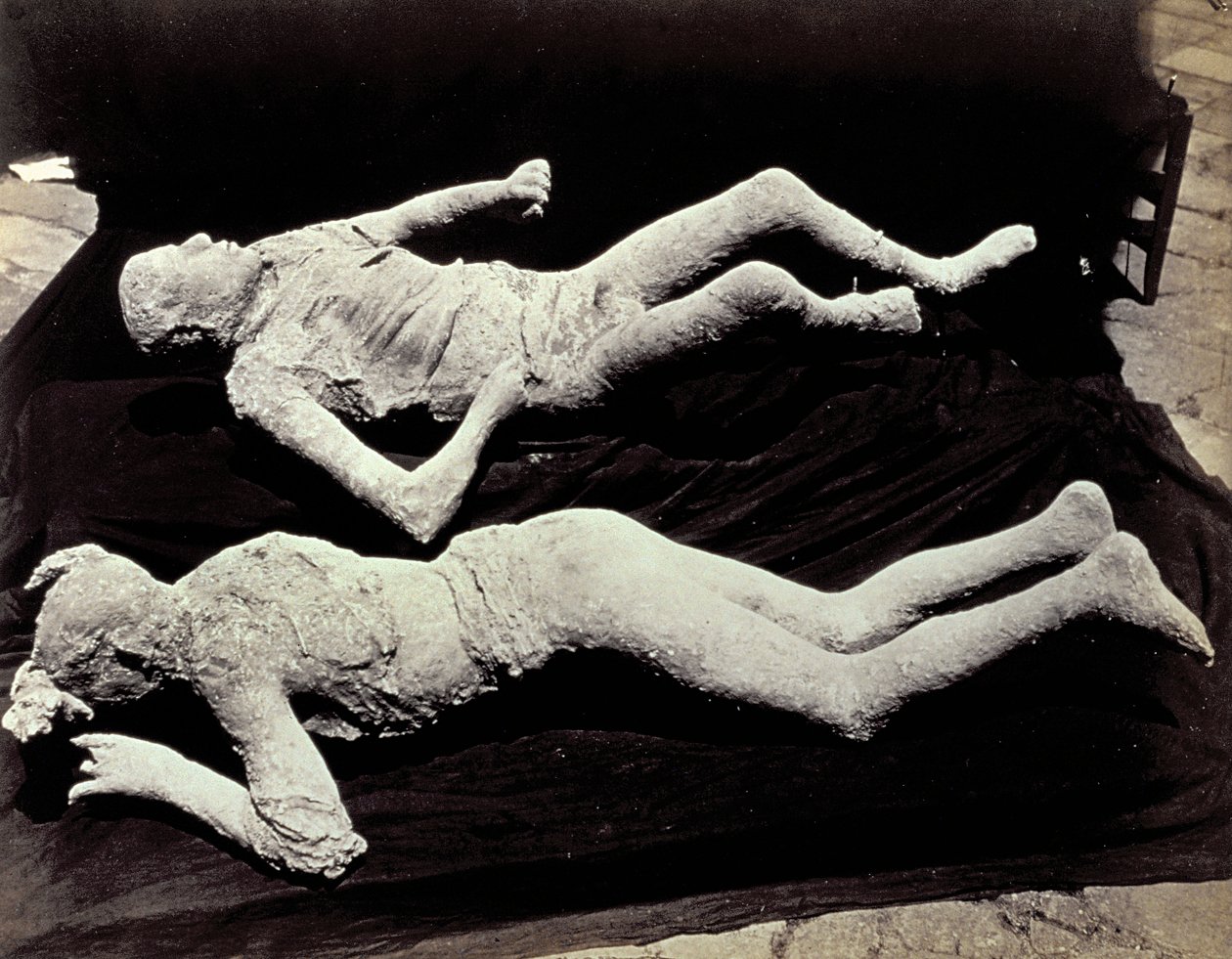 Due calchi di figure umane dagli scavi di Pompei. Gli esemplari sono stati posti su un panno nero per fotografarli da Giorgio Sommer