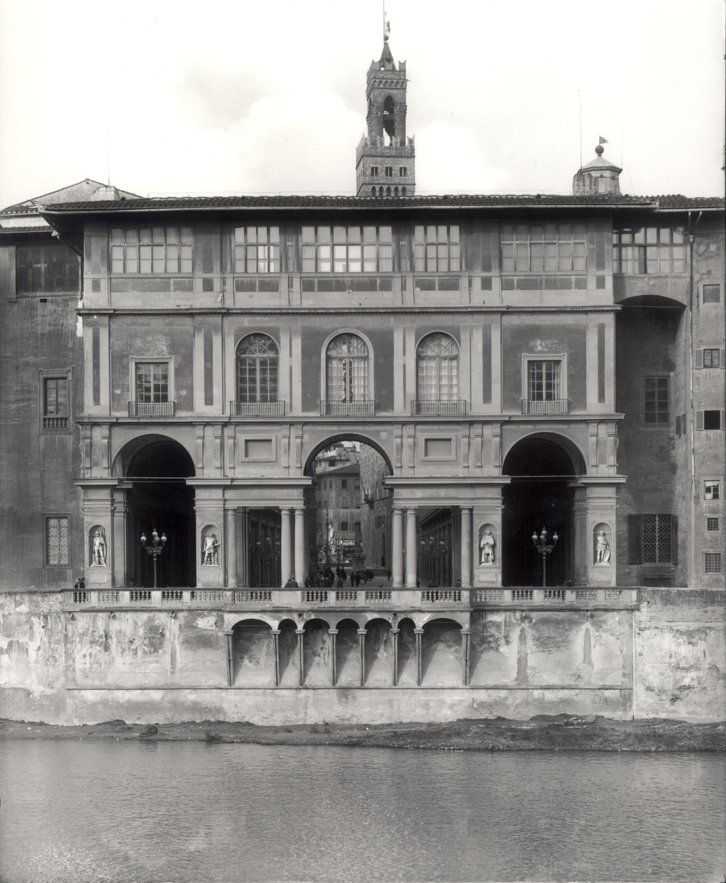 Facciata della Galleria degli Uffizi sul Lungarno Torrigiani da Giorgio Vasari
