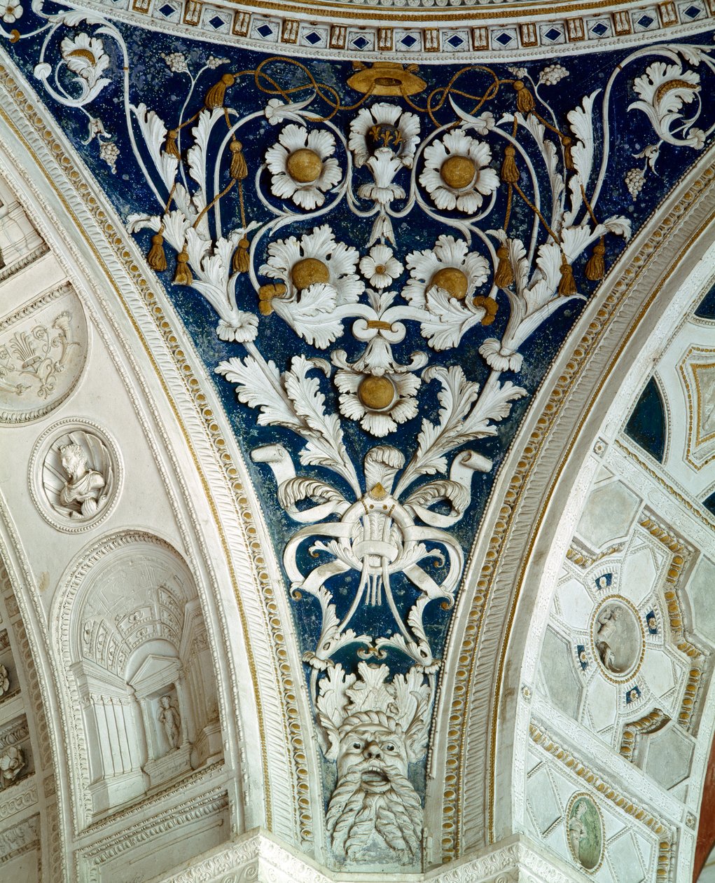 La loggia, dettaglio di una lunetta nella volta decorata con rilievi floreali, 1520s da Giovanni da Udine