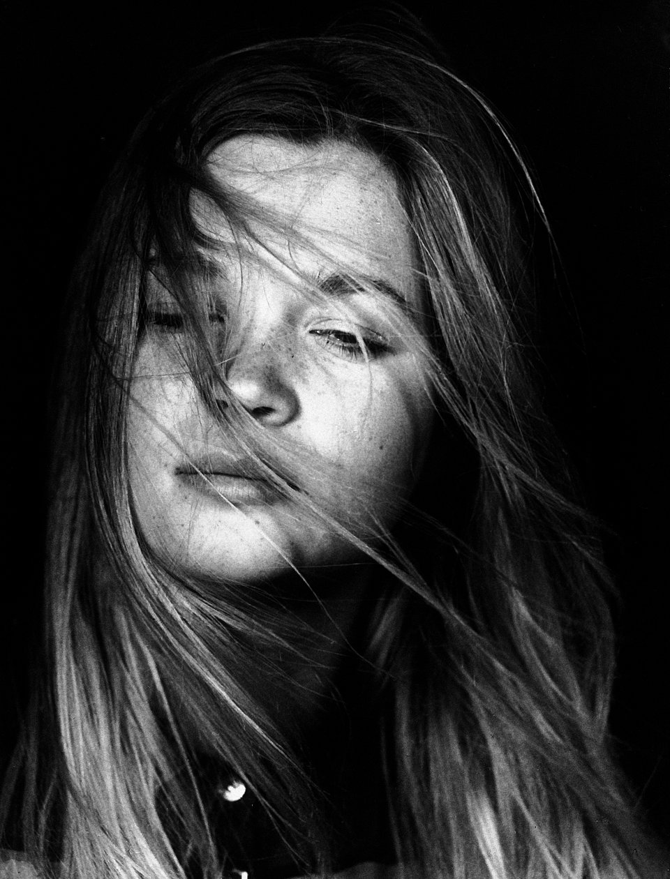 "Marilù". Ritratto di una giovane donna con capelli mossi dal vento da Phillipe de Marlier