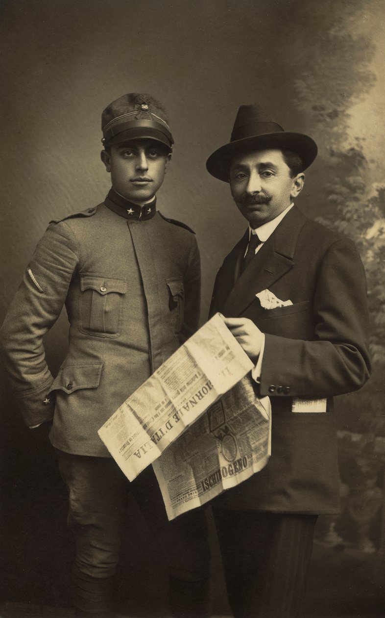 Ritratto di una coppia maschile, uno in uniforme militare e l