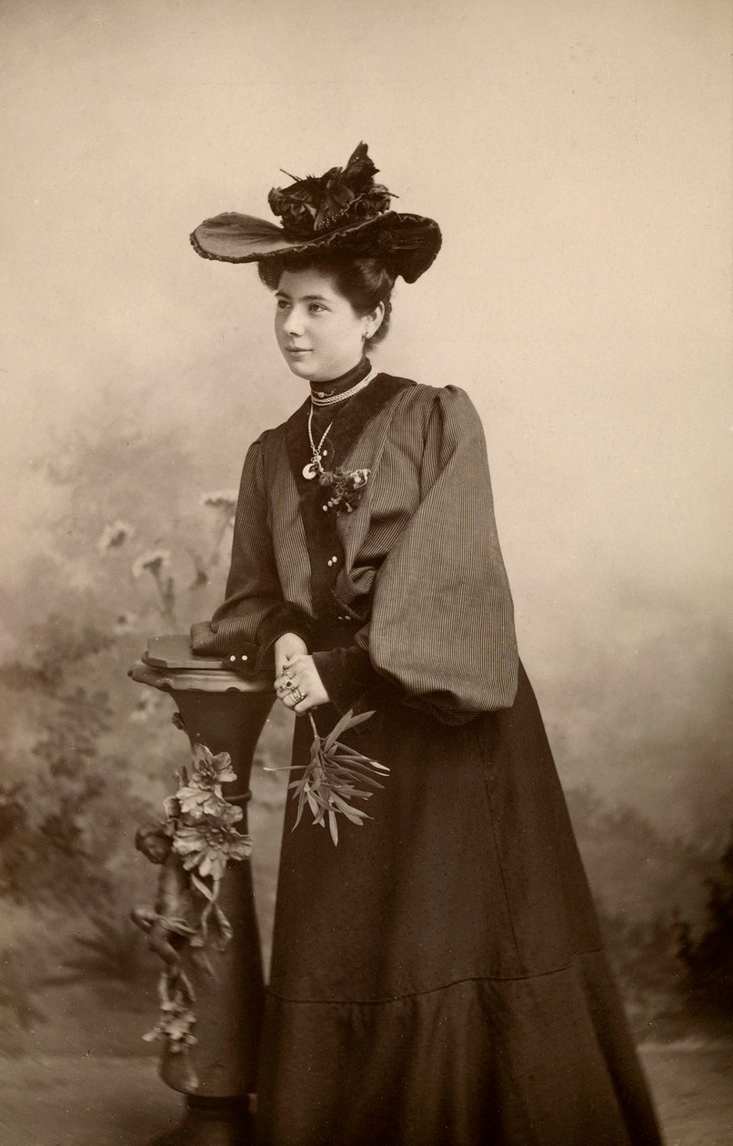 Ritratto di signora elegante con cappello da Phillipe de Marlier