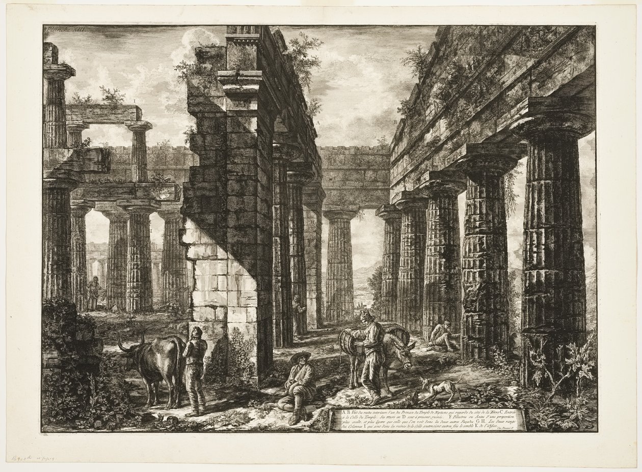 Vista interna dei resti di uno dei pronaoi del Tempio di Nettuno che guarda verso l
