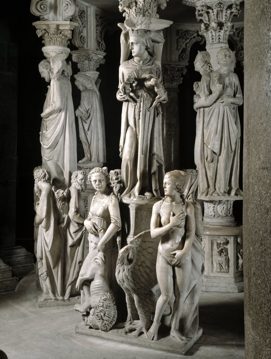 Dettaglio dei gruppi scolpiti che sostengono la cattedra realizzata da Giovanni Pisano: la Chiesa nutre i suoi figli e due delle quattro virtù cardinali (dettaglio) da Giovanni Pisano