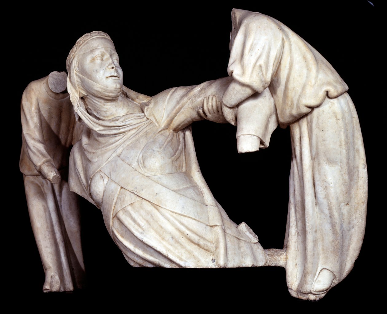 Monumento funebre a Margherita di Brabante sollevato in aria da due angeli da Giovanni Pisano