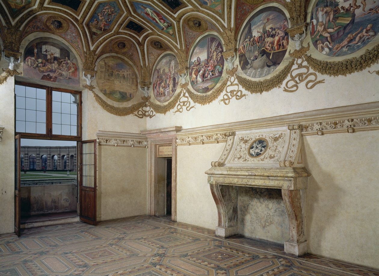 Vista della Camera dei Venti, che mostra il camino in stucco e il fregio con rosoni zodiacali sopra, 1528 da Giulio Romano