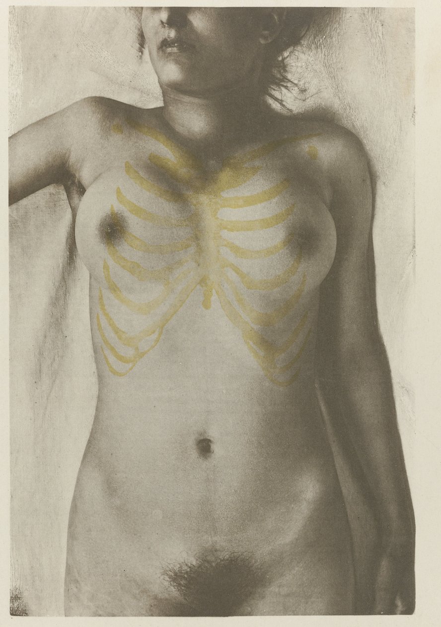 Foto anatomica di un cadavere femminile: 