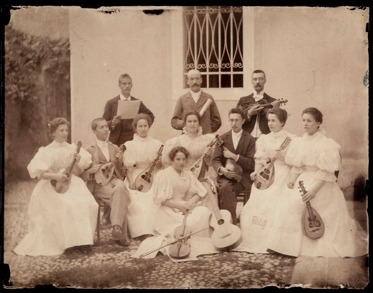 Ritratto di gruppo di musicisti seduti, c.1900 da Giuseppe Wulz