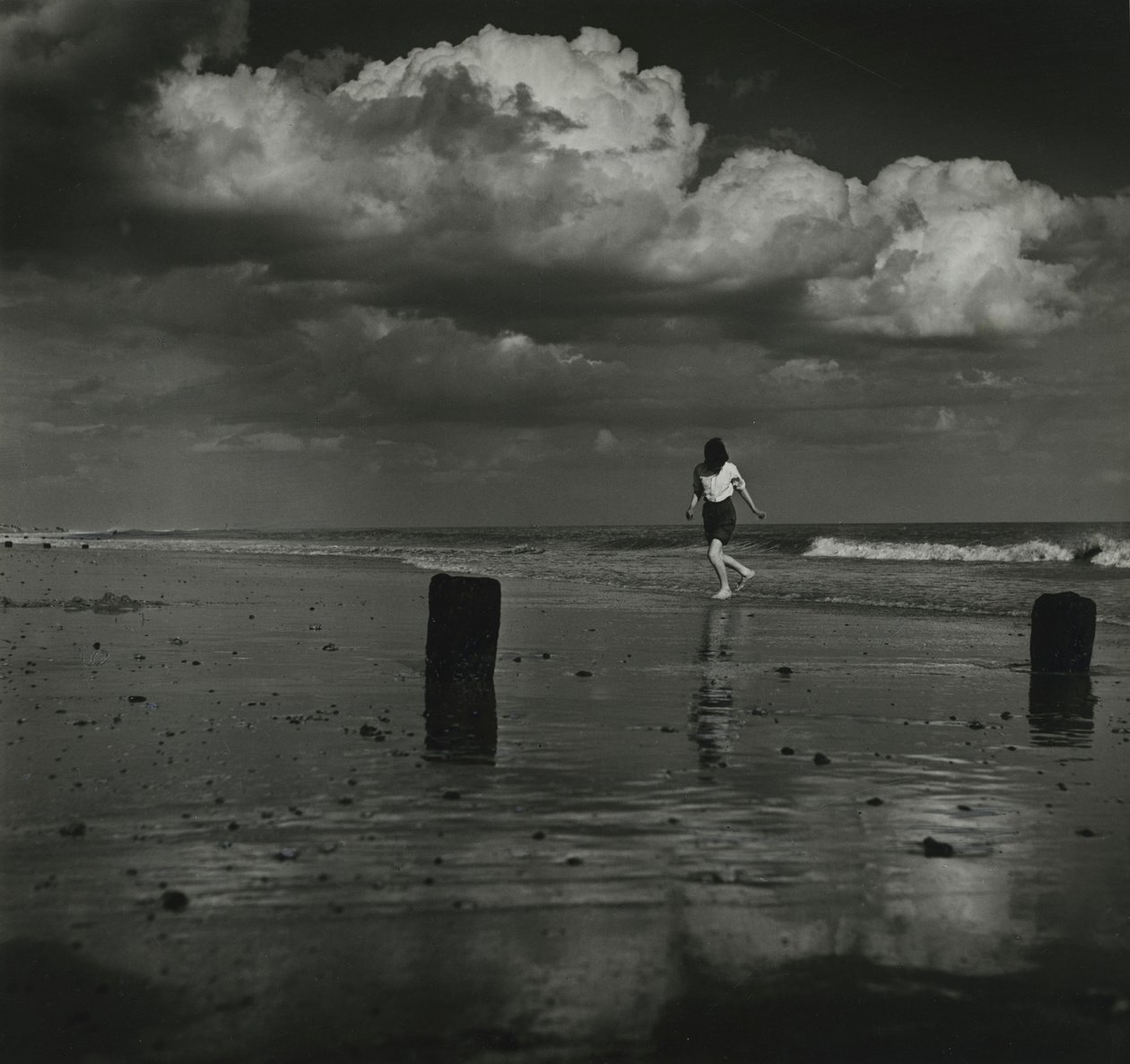 Bambino che gioca con le onde in spiaggia da Godfrey Macdominic