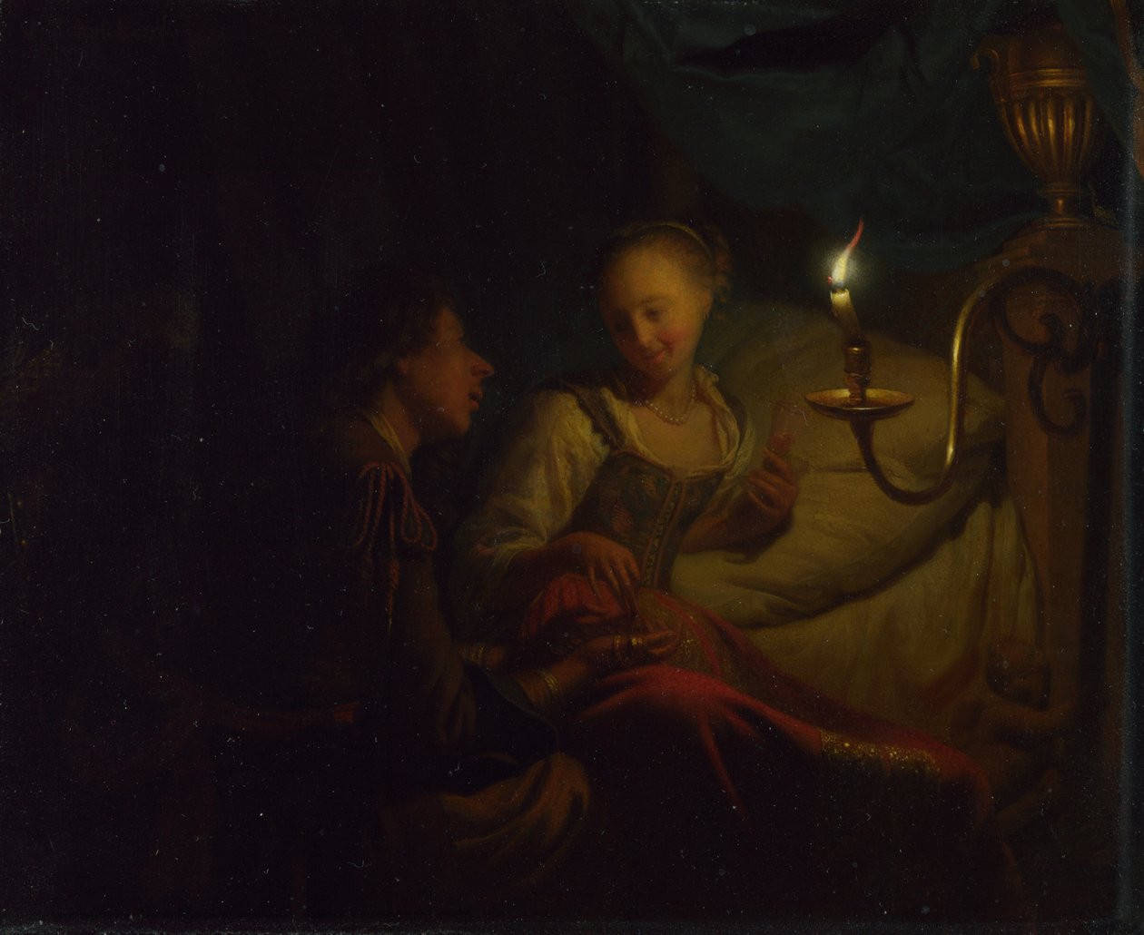 Scena alla luce di una candela. Un uomo offre una catena d