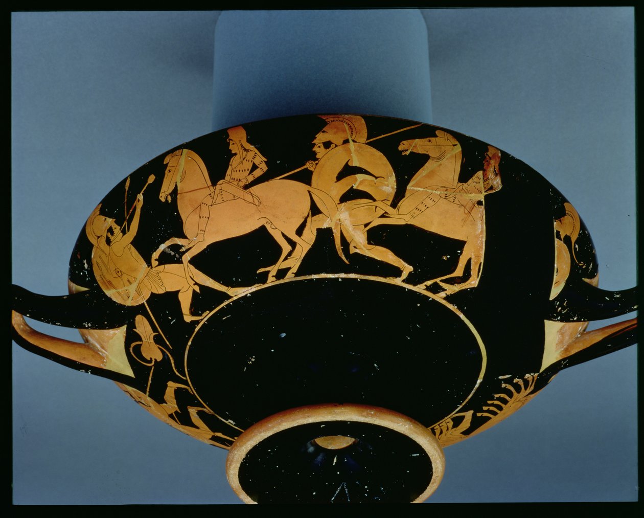 Coppa a figure rosse attica decorata con il ratto di Antiope, di Oltos, c.510 a.C. da Greek