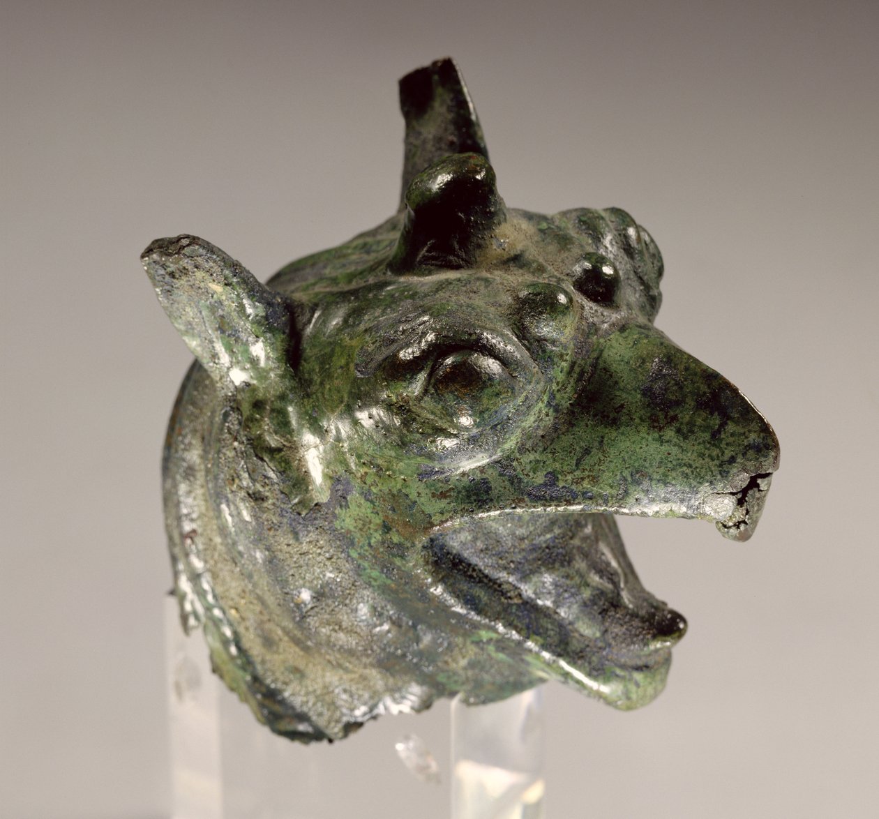 Testa di grifone, frammento di un attacco di calderone, prima metà del VII secolo a.C. (bronzo) da Greek
