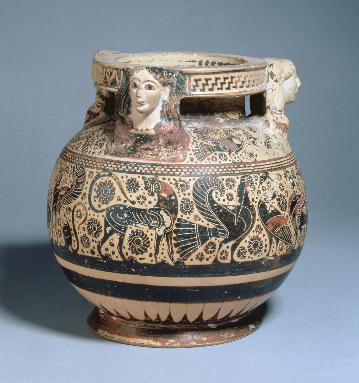 Pyxis usata come urna cineraria e decorata con file di grifoni, cigni e sirene, Periodo Corinzio Medio, c.600-575 a.C. da Greek