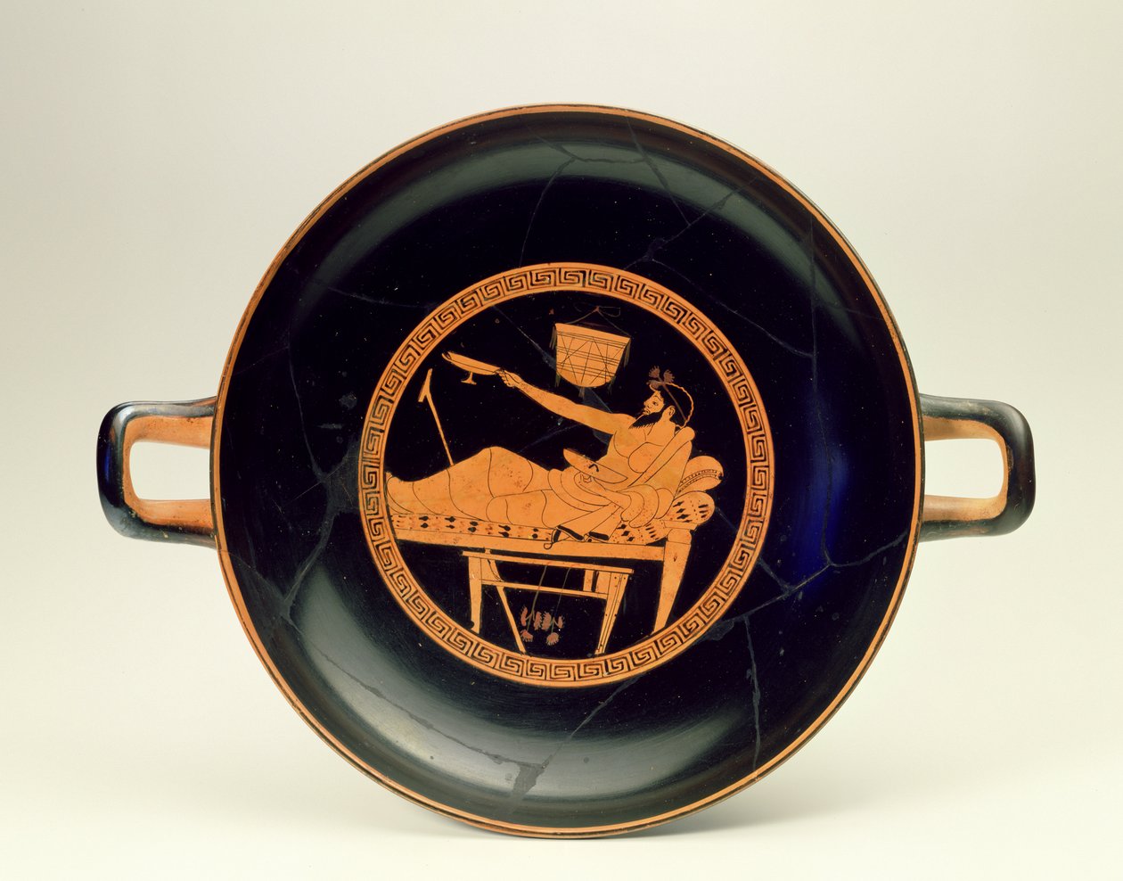 Kylix a figure rosse raffigurante atleti e simposiasti, c.480 a.C. da Greek