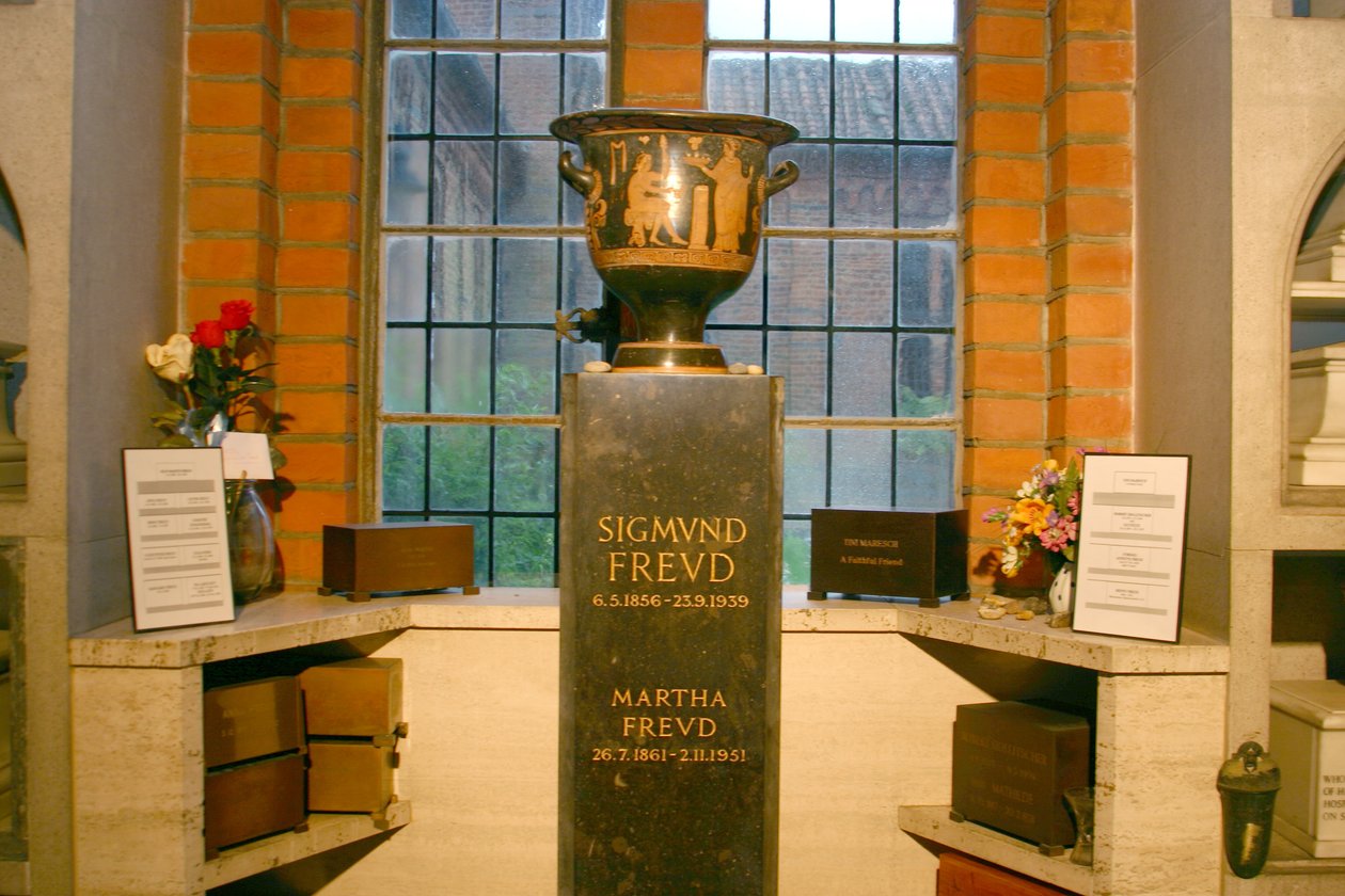 Urna contenente le ceneri di Sigmund (1856-1939) e Martha Freud (1861-1951) nel Colombario da Greek