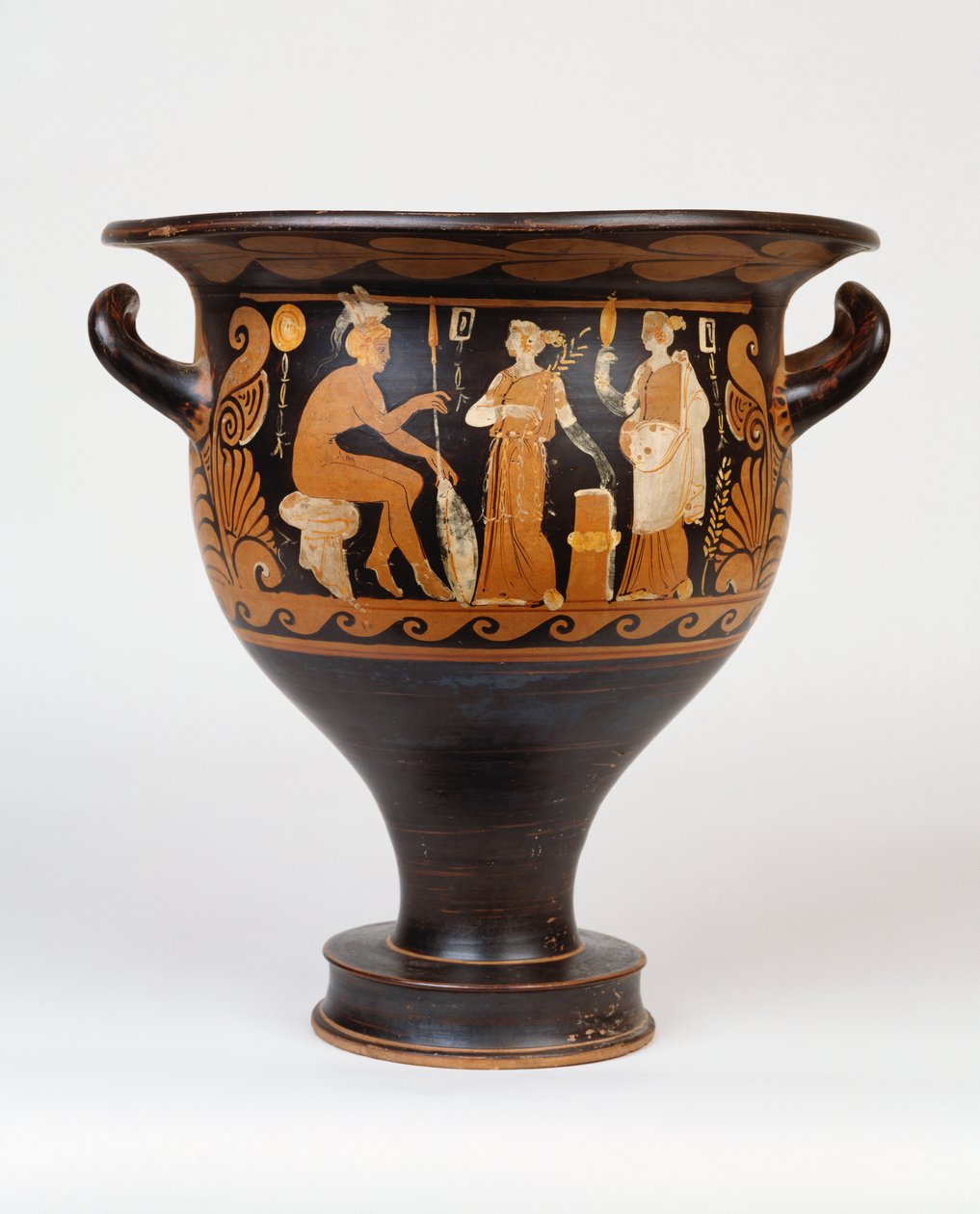 Cratere campano a campana del Pittore Ca che raffigura un guerriero seduto e due donne, IV secolo a.C. da Greek