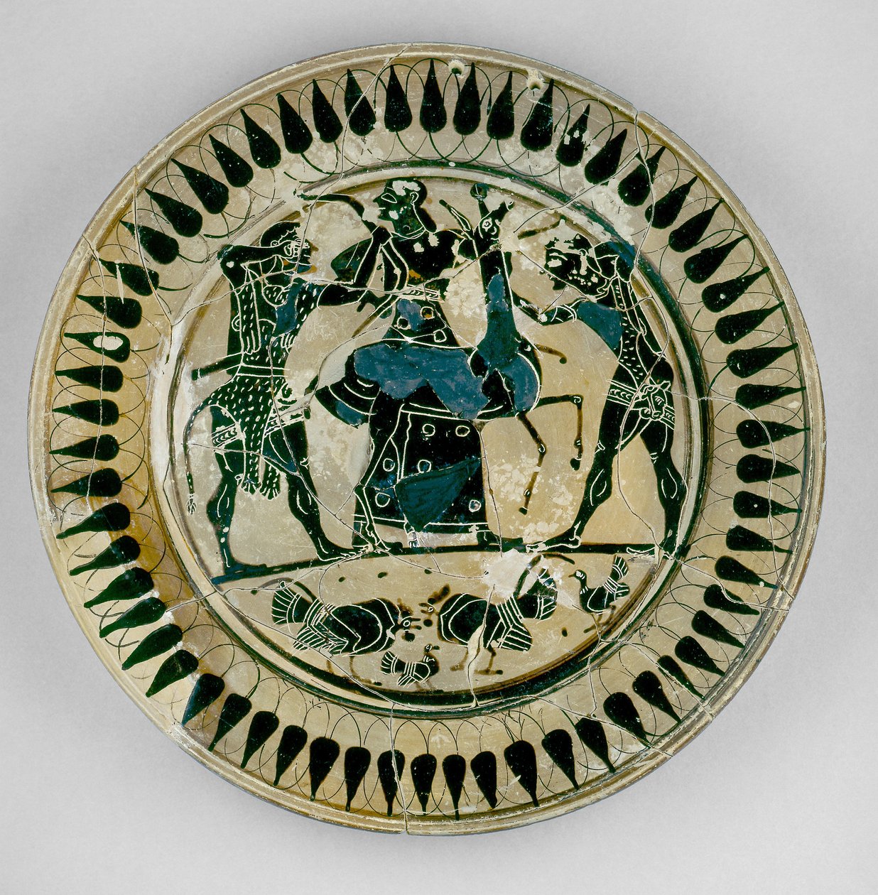 Piatto a figure nere attiche decorato con una scena di Eracle e Apollo che combattono per un cervo e separati da Artemide, nello stile di Lydos, dalla Grecia, c.560 a.C. da Greek