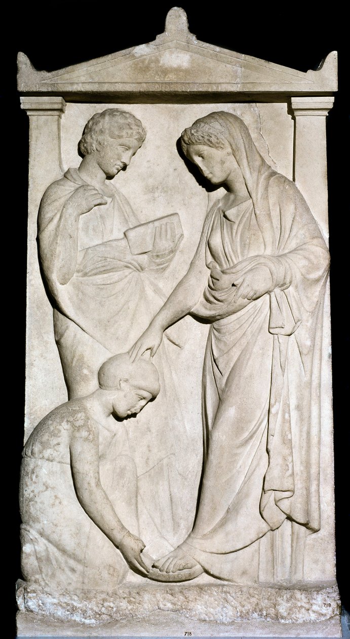 Arte greca: una domestica aiuta la sua padrona a togliersi il sandalo. Rilievo in marmo del IV secolo a.C. Atene, Museo Archeologico Nazionale da Greek