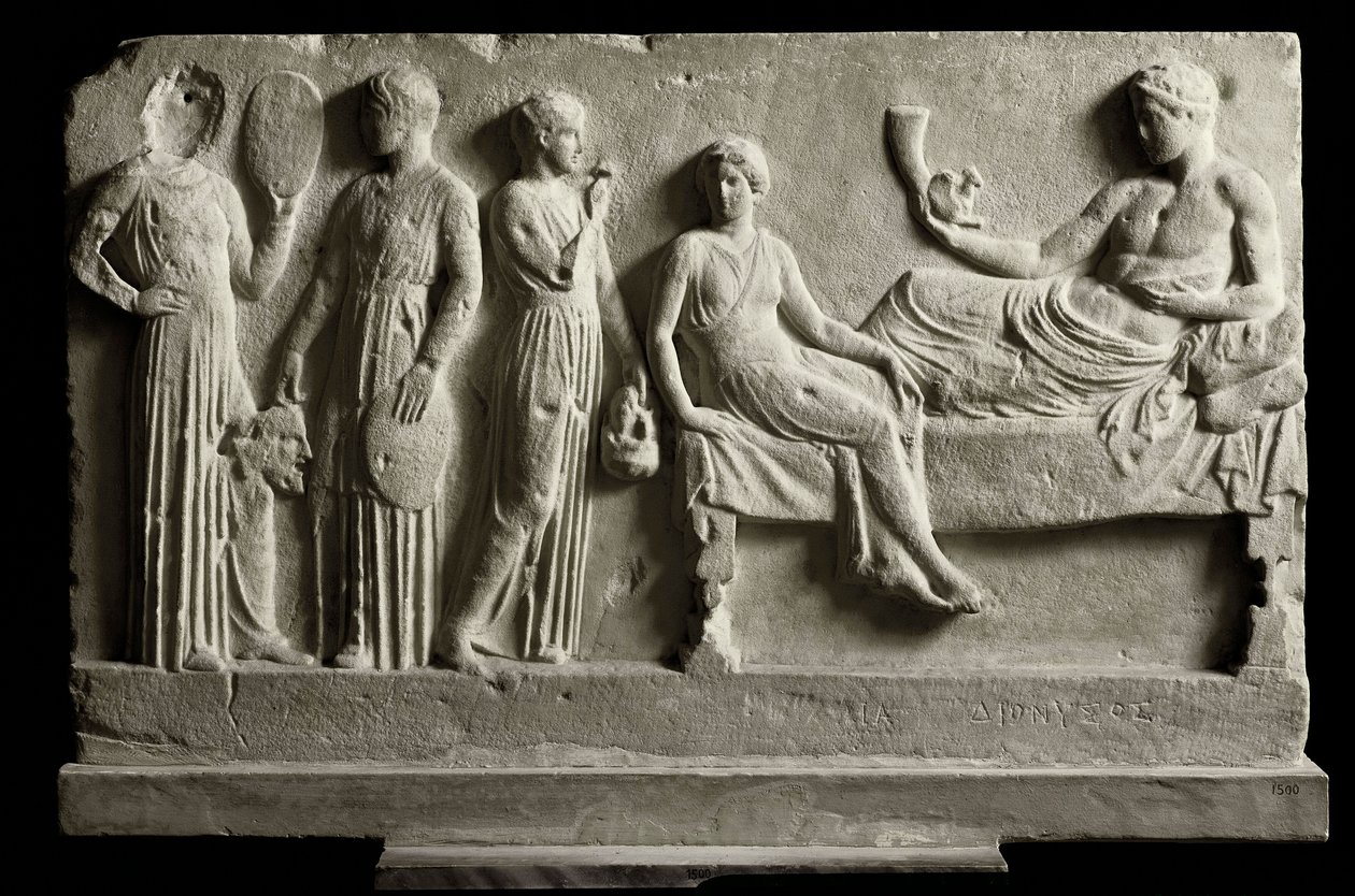 Arte greca: bassorilievo votivo in marmo dedicato a Dioniso Bacco dai commedianti, rappresenta 