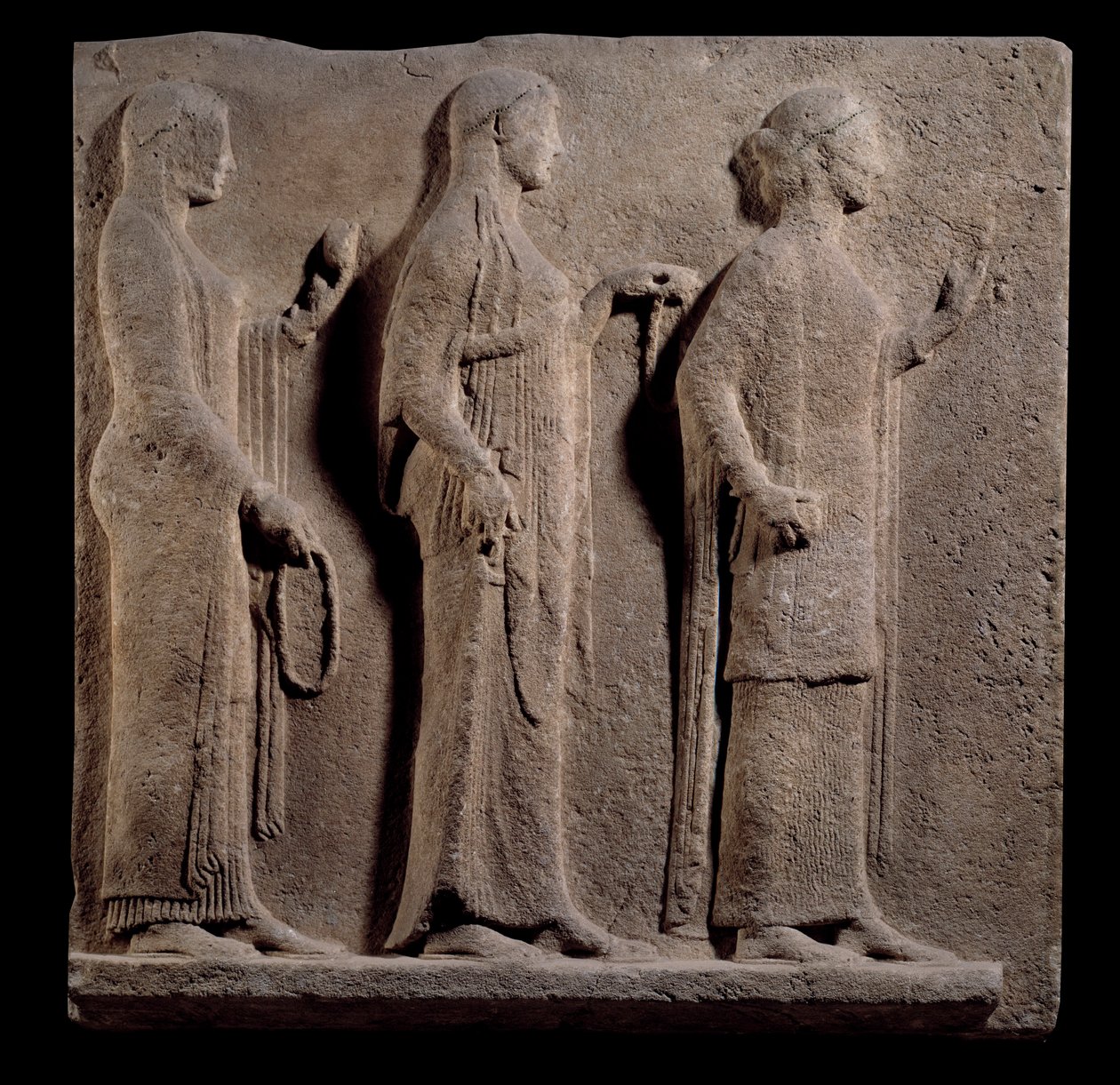 Arte greca: placca del passaggio dei Theores: faccia che rappresenta le Grazie. Basso rilievo in marmo dall