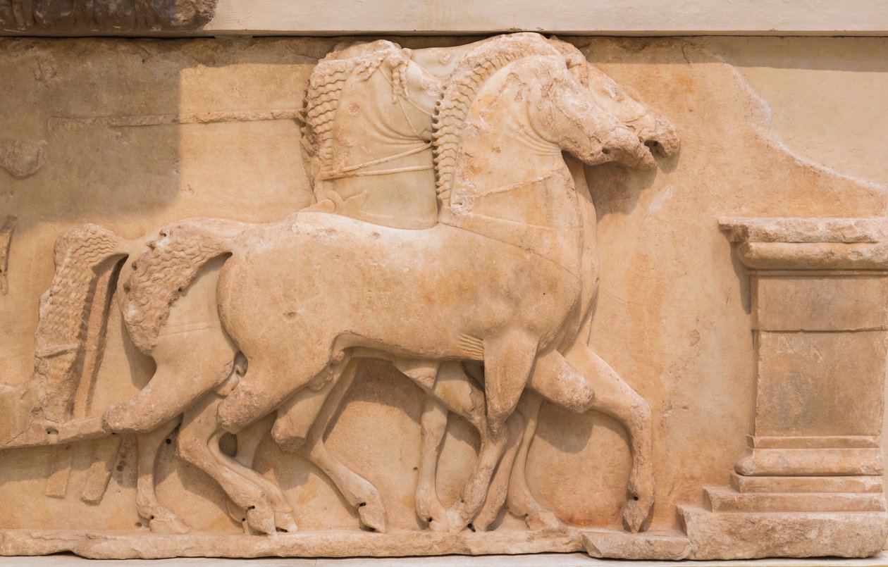 Quattro cavalli (quadriga) che tirano un carro dal fregio meridionale del Tesoro dei Sifni, costruito c.530-480 a.C. da Greek