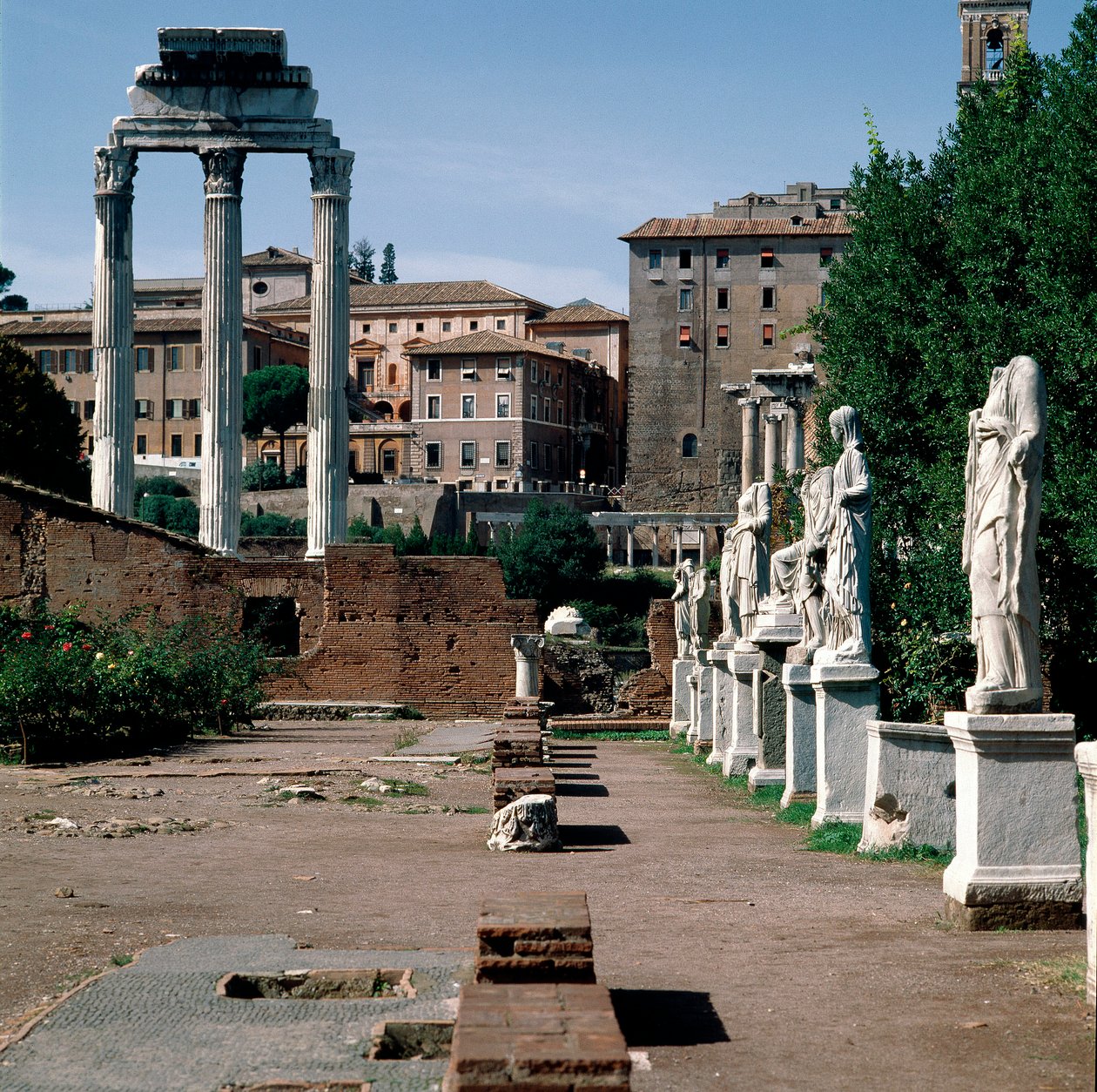 Foro Romano: statue delle vestali. Casa delle vestali (Casa delle Vestali o Atrio di Vesta) da Greek or Roman