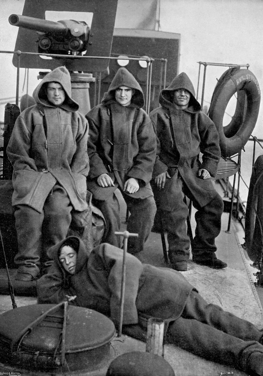 Marinai del cacciatorpediniere HMS Sturgeon, 1896 da Gregory and Co