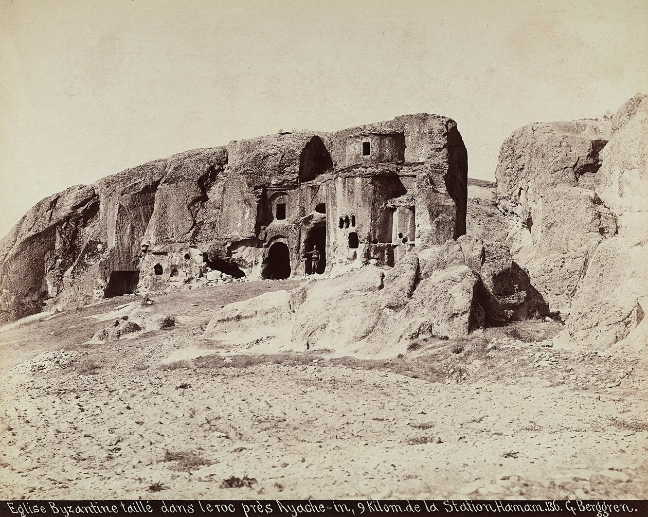 Una chiesa bizantina scolpita nella roccia, situata vicino ad Ayache-in, nei pressi della stazione Hamam, Turchia da Guillaume Berggren