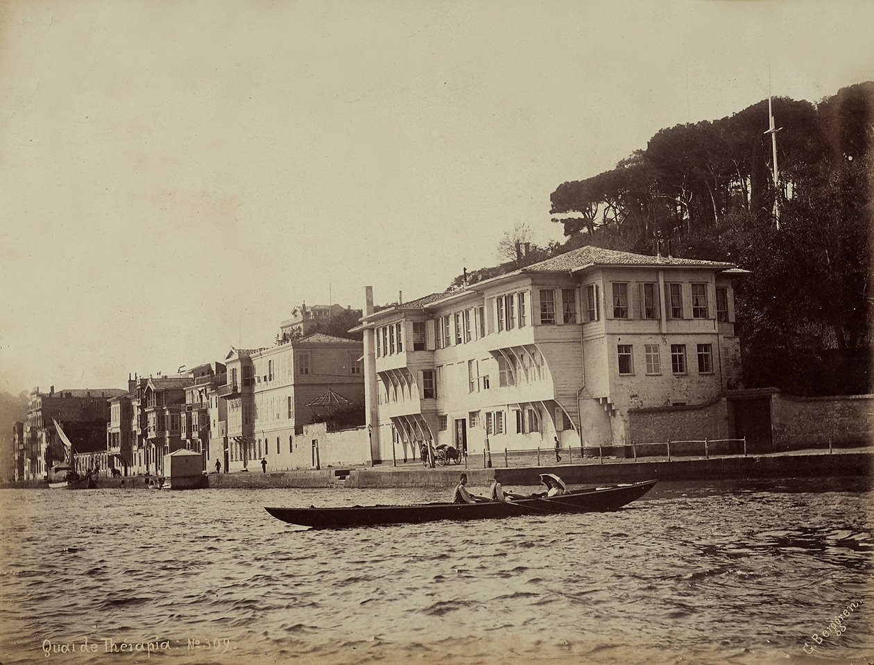 Edifici lungo la Baia di Tarabya, sul Mar di Marmara, Turchia da Guillaume Berggren