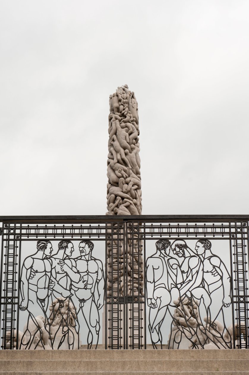 Cancelli in ferro battuto Uomini Nudi e il Monolite delle Persone in granito nel Frogner Park, Oslo, Norvegia da Gustav Vigeland