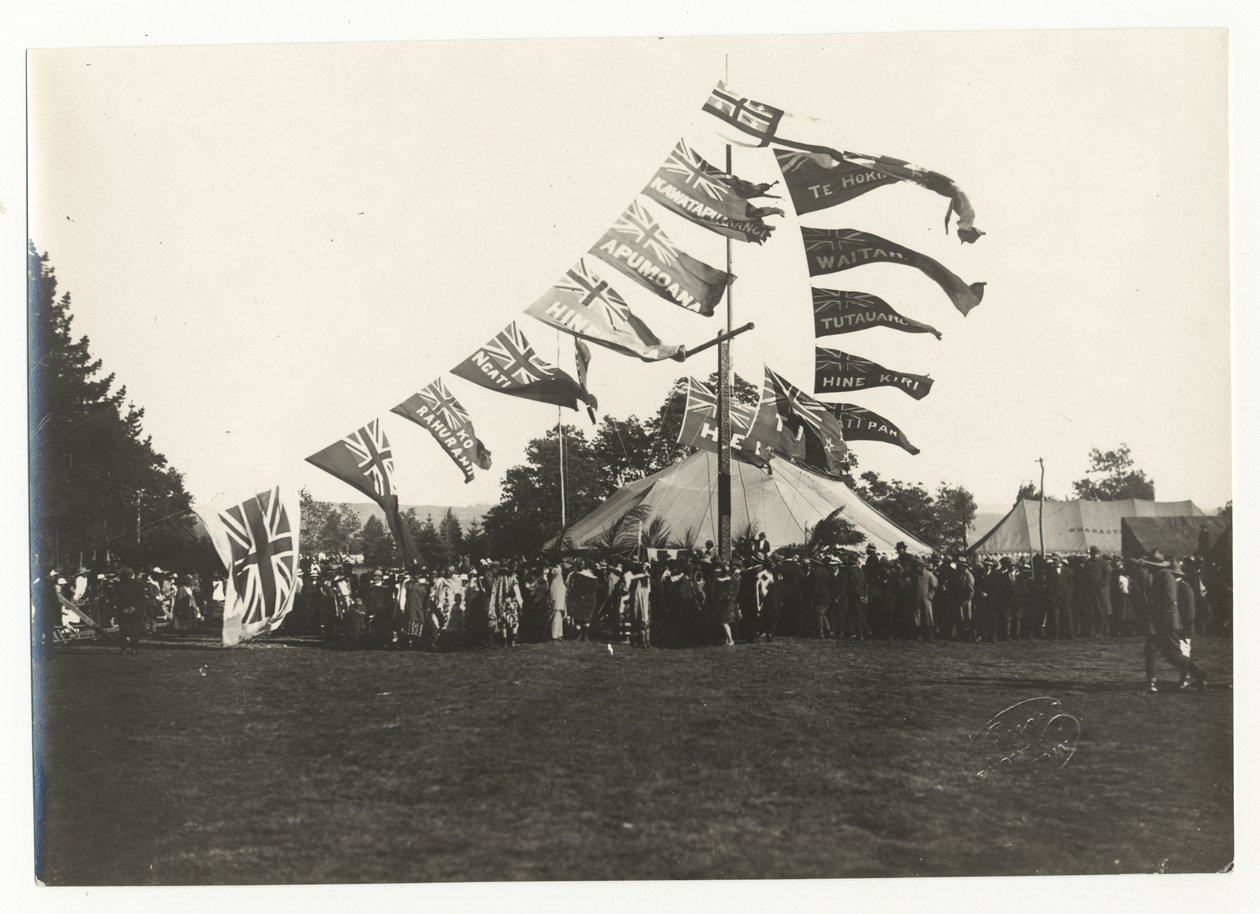 Accoglienza Maori al Parco Arawa, Rotorua, c.1925 da Guy Photo Studio