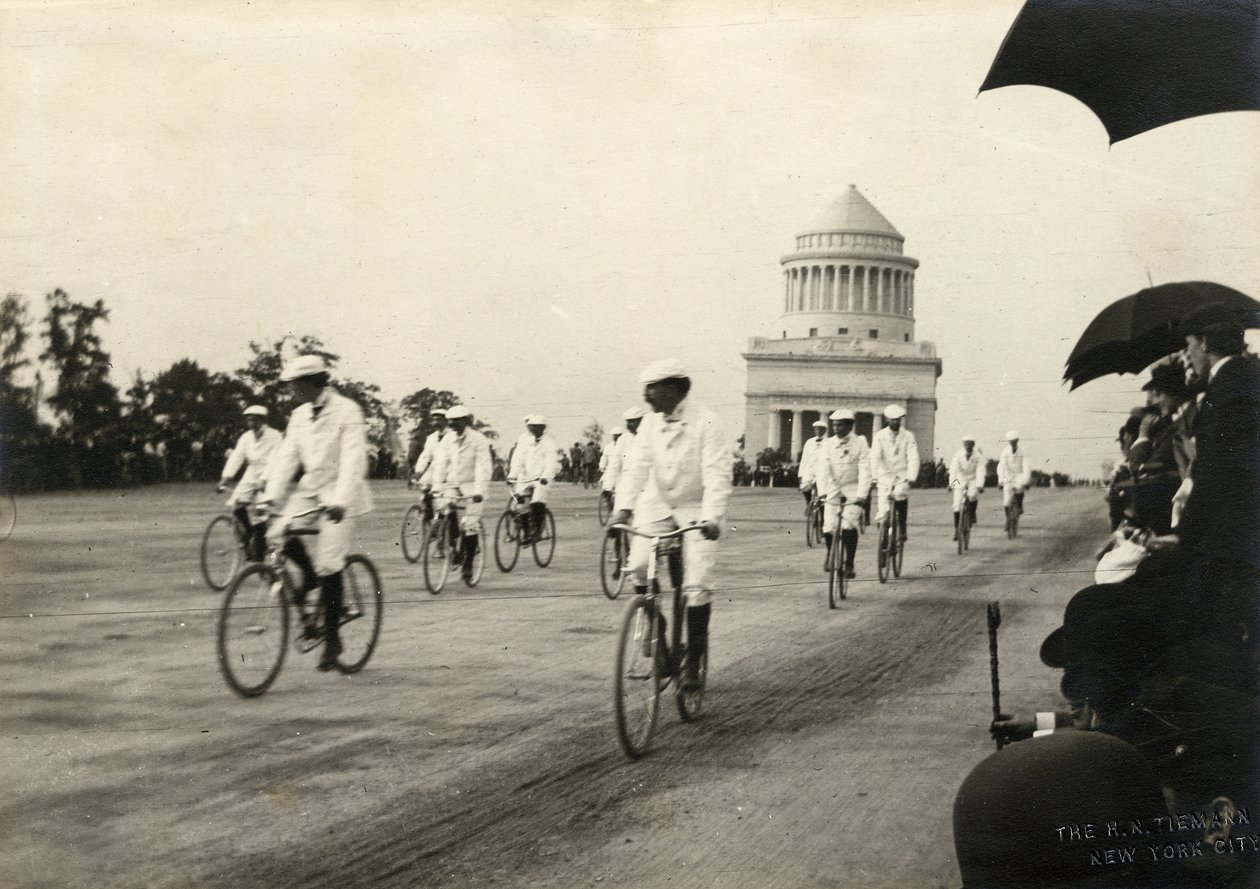 Ciclisti su Riverside Drive, vicino alla tomba di Grant, c.1890s da H.N. Tiemann