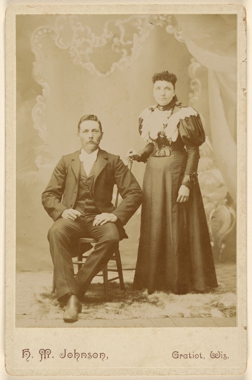 [Coppia non identificata: uomo con baffi seduto, donna in piedi]. da H. M. Johnson