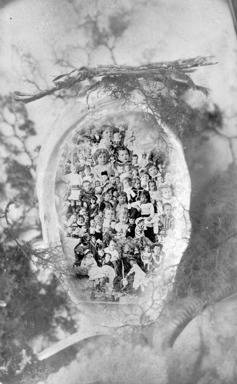 Foto composita di bambini sovrapposti in una conchiglia di abalone, nello stile di The Gems of British Columbia, c.1880 (foto in bianco e nero) da Hannah Maynard