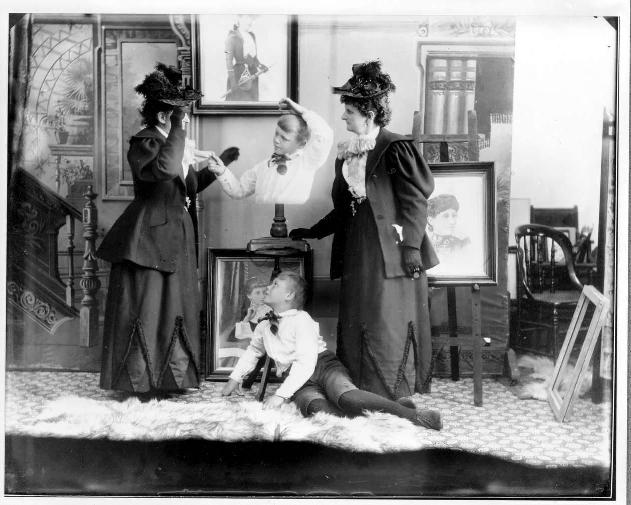 Esposizione multipla di Hannah Hatherly Maynard e suo nipote Maynard McDonald, c.1893 (foto in bianco e nero) da Hannah Maynard