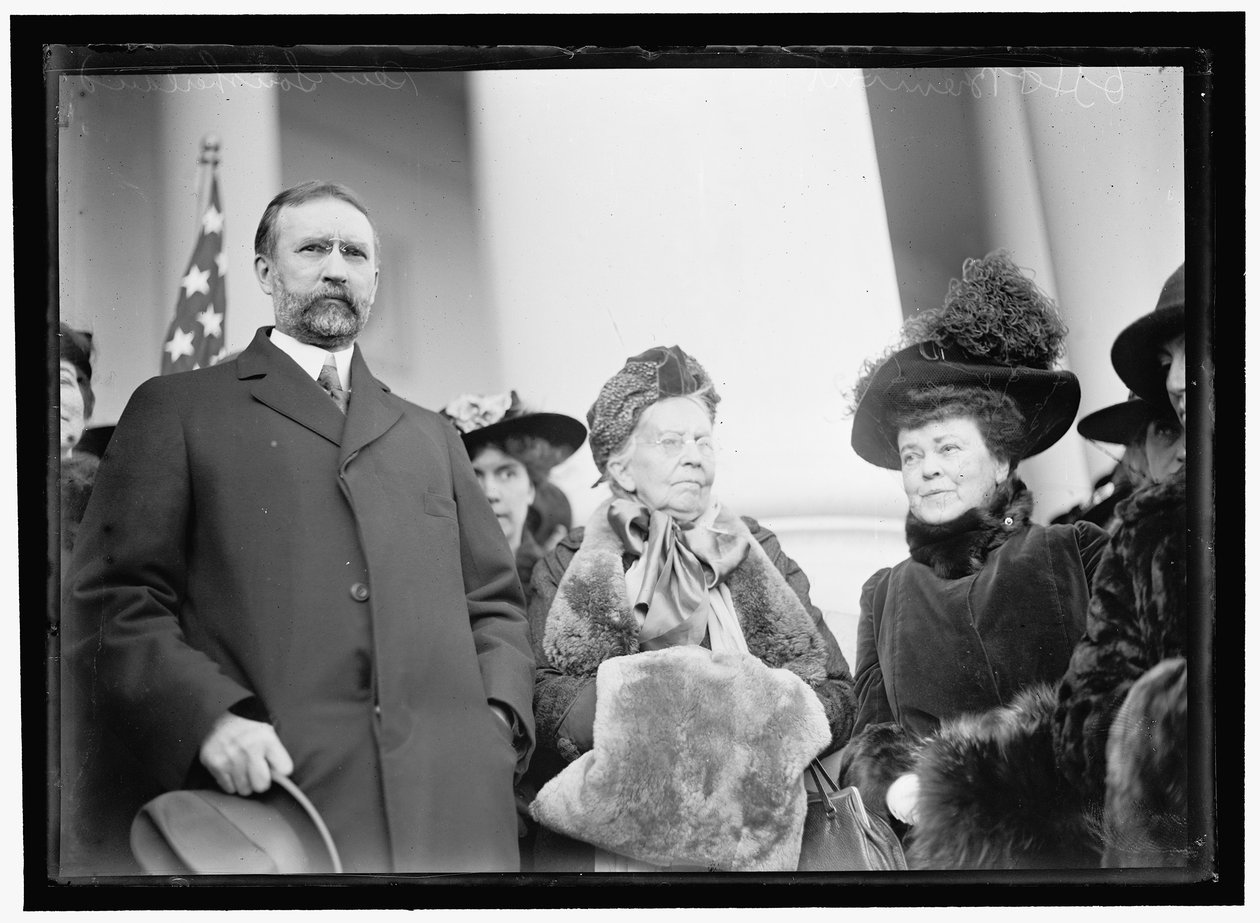 Miss Belva Ann Lockwood, con il senatore Southerland da Harris & Ewing