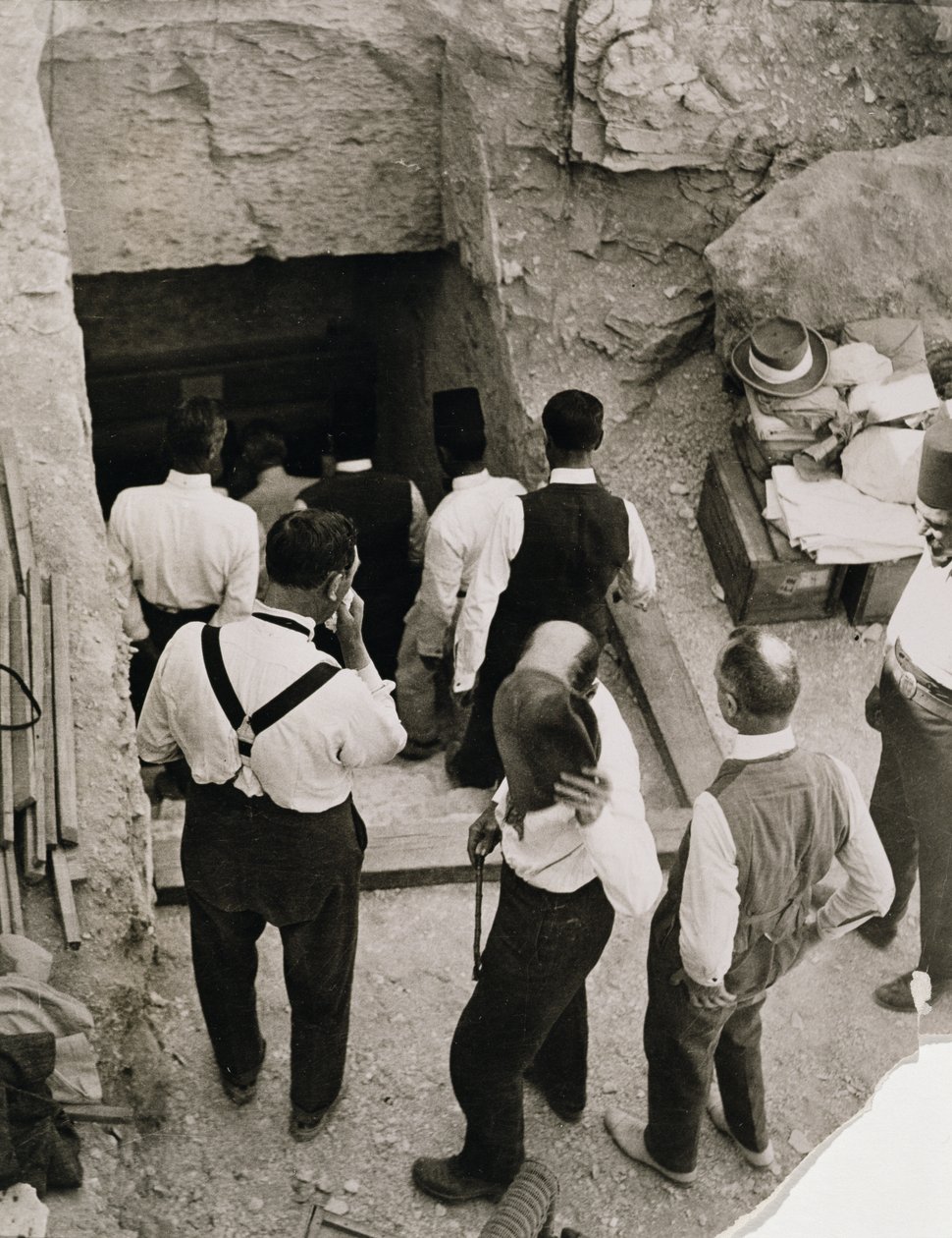 Un gruppo scende i gradini verso la tomba di Tutankhamon, Valle dei Re da Harry Burton