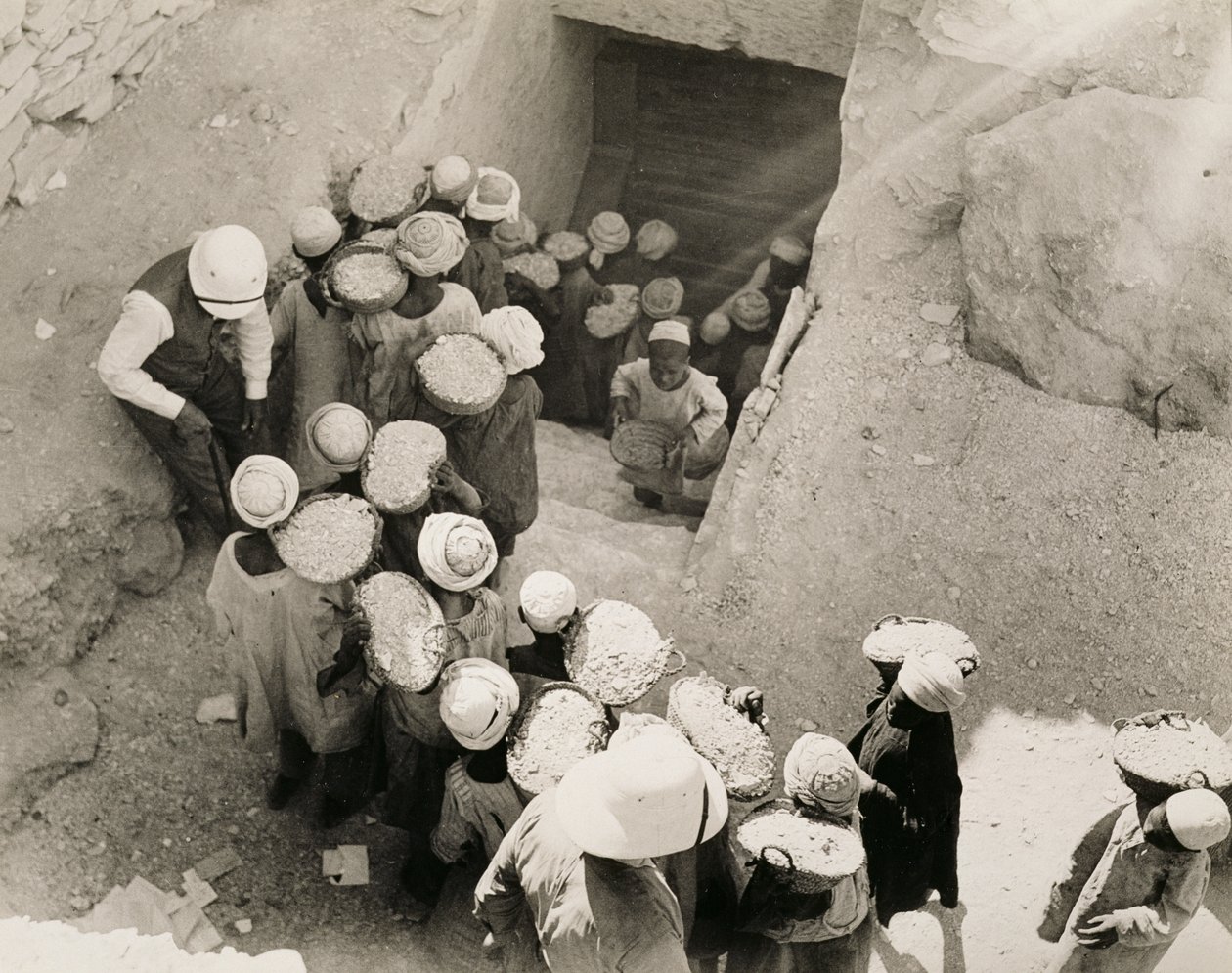 Chiusura della tomba di Tutankhamon, Valle dei Re, febbraio 1923 da Harry Burton