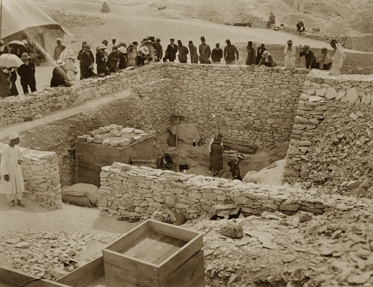 Lord Carnarvon (1866-1923) Lady Evelyn Herbert e Howard Carter (1873-1939) alla tomba di Tutankhamon, Valle dei Re da Harry Burton