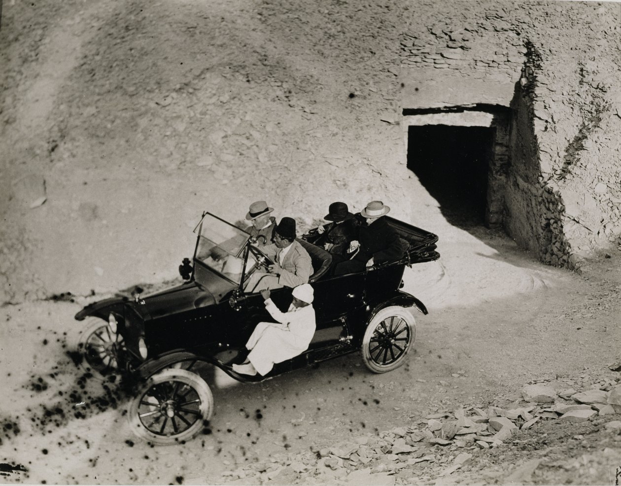 La prima visita di Lord Carnarvon alla Valle dei Re: Lord Carnarvon (1866-1923) e il suo gruppo in automobile da Harry Burton