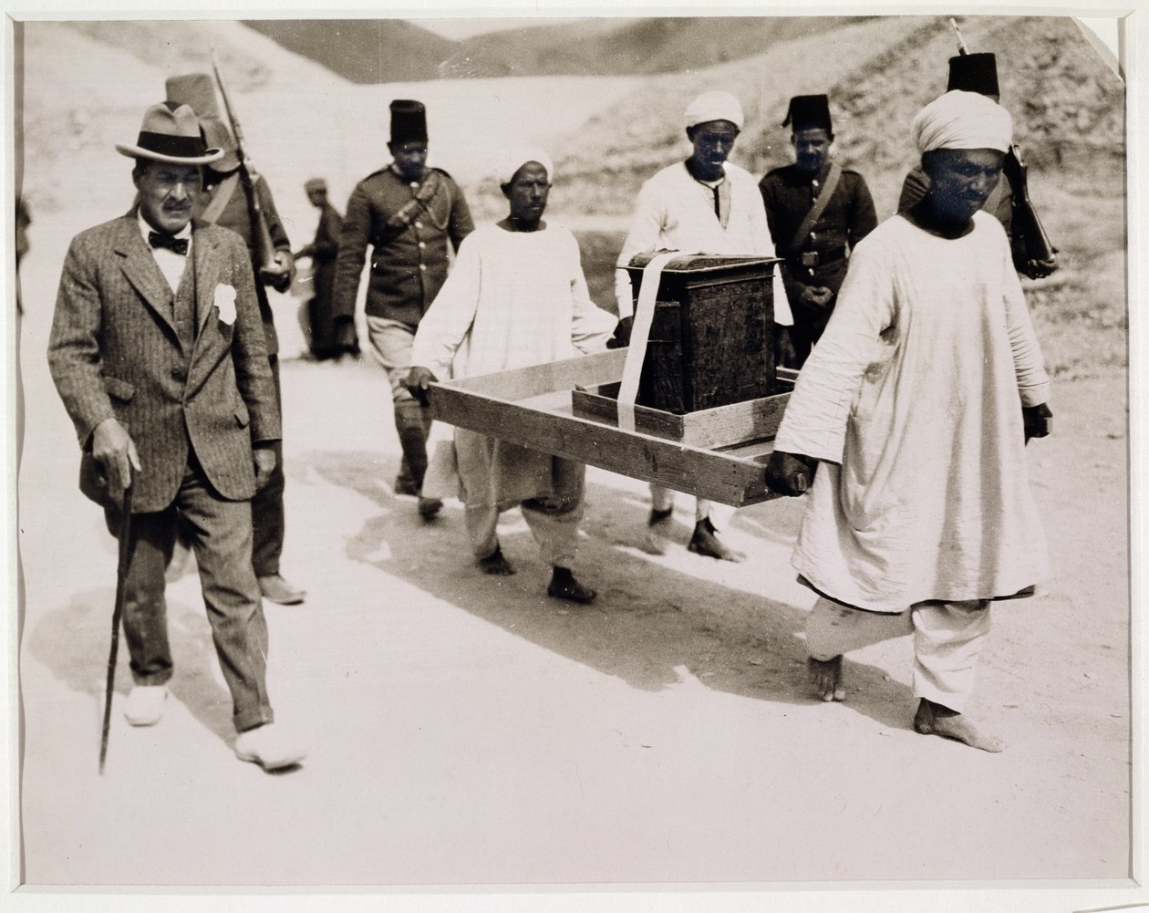 Rimozione del Santuario Dorato dalla Tomba di Tutankhamon, Valle dei Re da Harry Burton