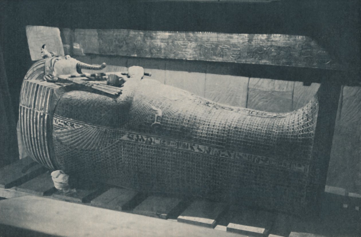 Triplo nido di scrigni dorati per preservare la povera argilla umana, c1935 da Harry Burton