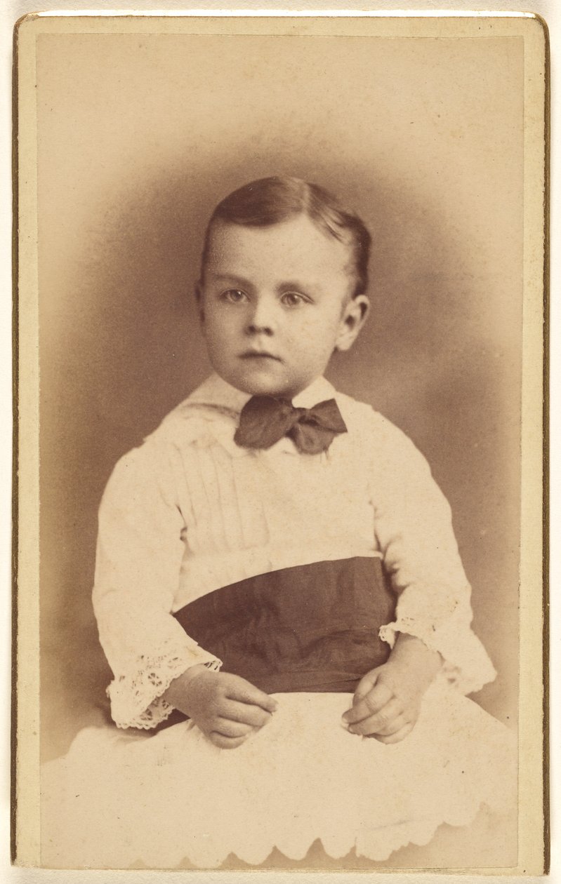 [Bambino non identificato che indossa un papillon, seduto]. da Hastings and White and Fisher
