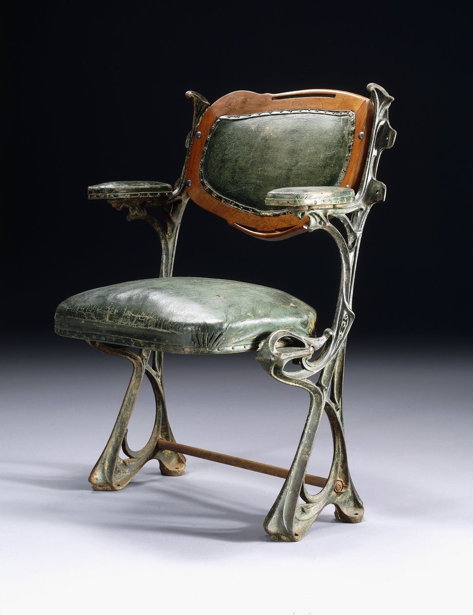 Una sedia in ferro e legno progettata per la Sala Concerti Humbert de Romans, Parigi da Hector Guimard